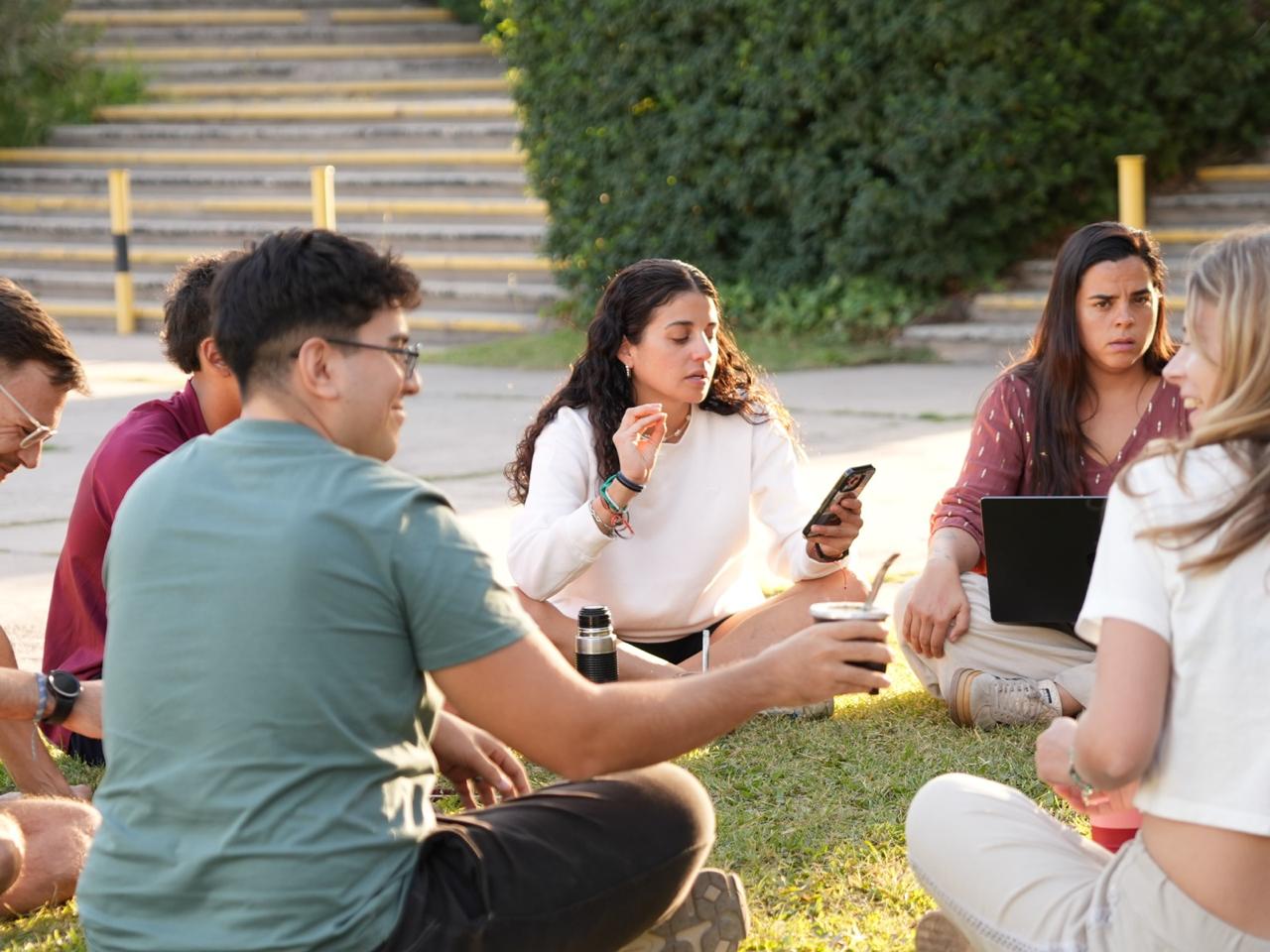Participantes trabajando en proyectos reales