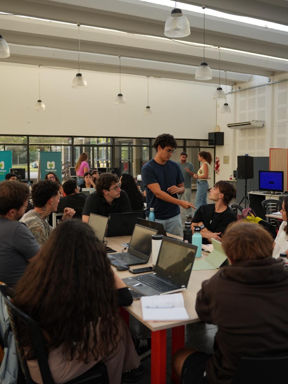 Equipos colaborando en sus proyectos